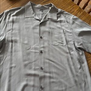 Tommy Bahama Men’s silk shirt. Short-sleeve gray